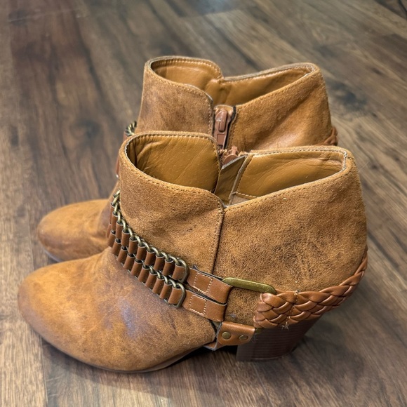 JustFab Brenwyn ankle boot with chain and heel size 10- cognac - Picture 2 of 5